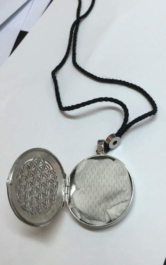 iprotect-tissue-inside-locket